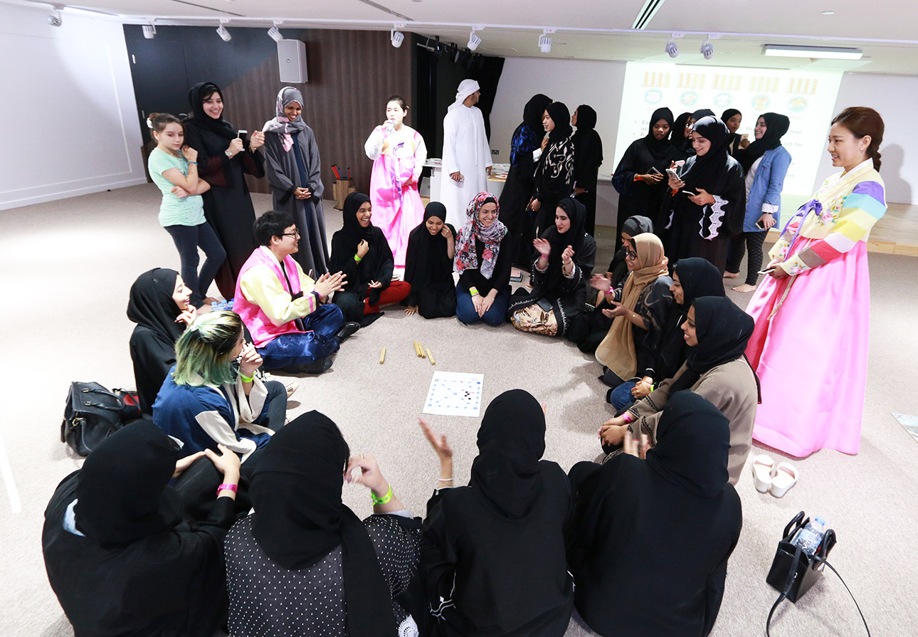 윷놀이 중인 참가자들