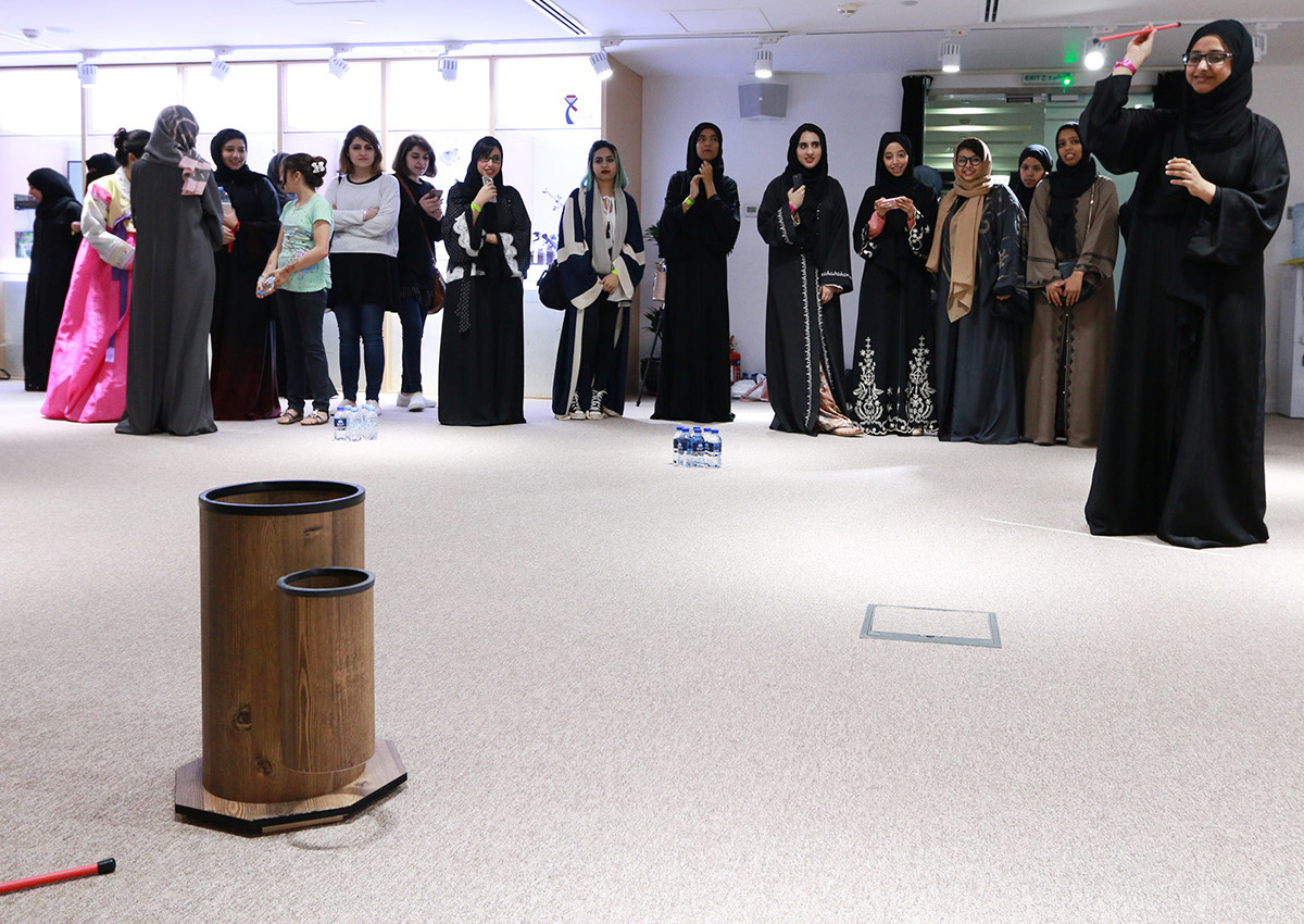 투호 던지기 중인 참가자들