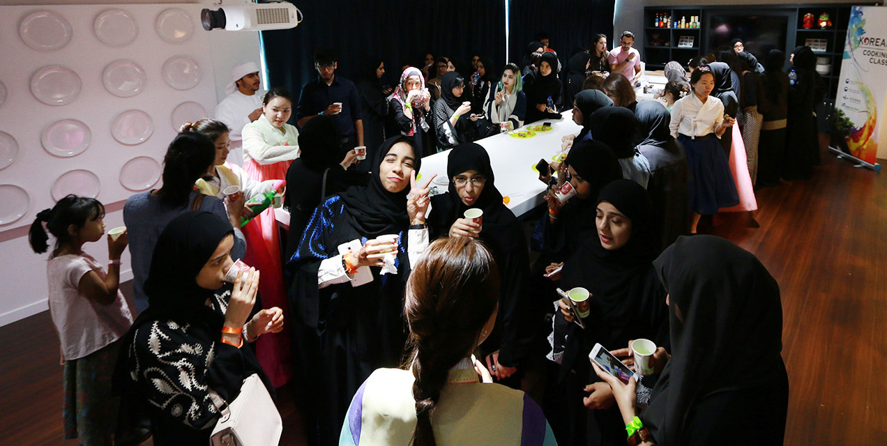 직접 만든 송편을 시식 중인 참가자들이 화사한 웃음을 짓고 있다.