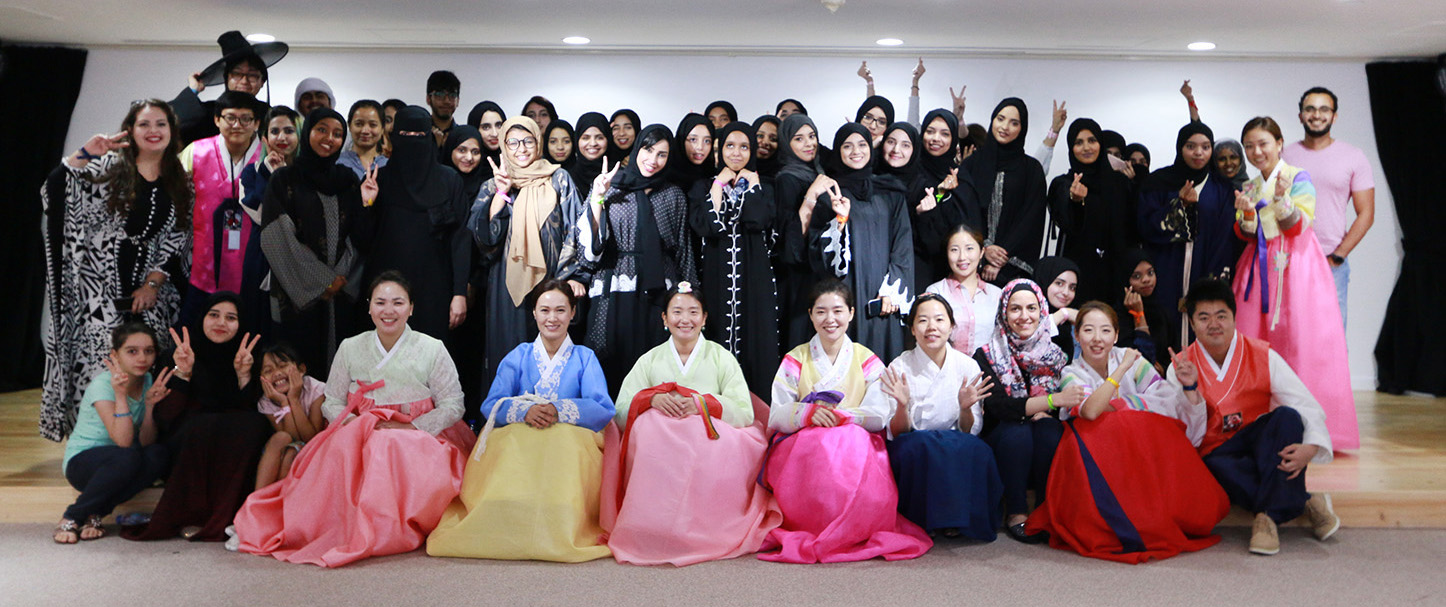 한국의 추석 분위기를 느낄 수 있도록 주아랍에미리트 한국문화원 행정원들은 한복을 입고 추석 체험 행사를 찾은 참가자들을 맞았다.