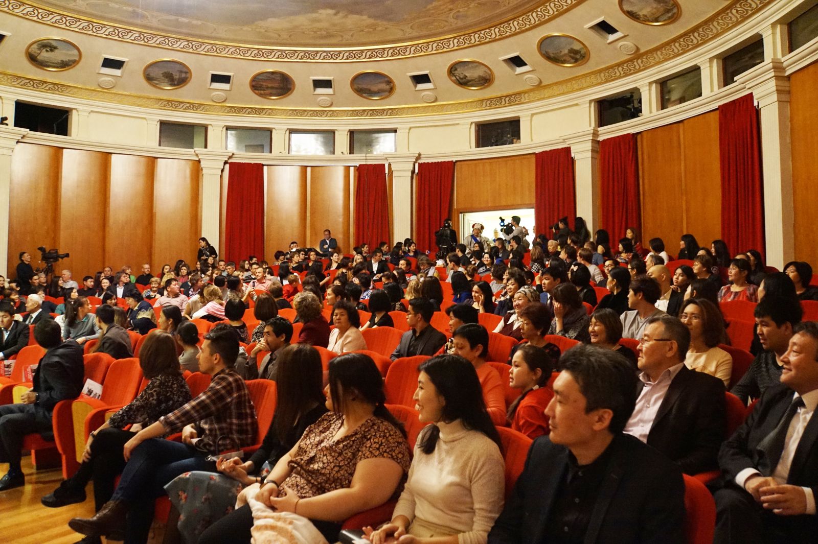 극장에 모인 관객들의 모습