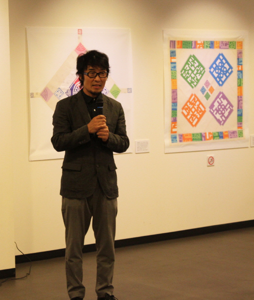 ‘한글 문양 타이포그래피전 in 오사카한국문화원’ 전시에 작품을 출품한 긴키대학교 문예학부 안기영 교수가 인사 중이다.