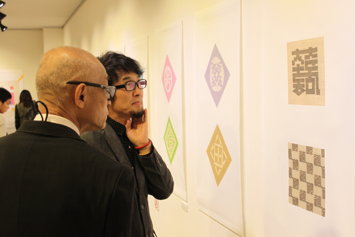 오사카예술대의 다카다 유키치 교수와 안기영 긴키대 교수가 작품에 대해 이야기를 나누고 있다.