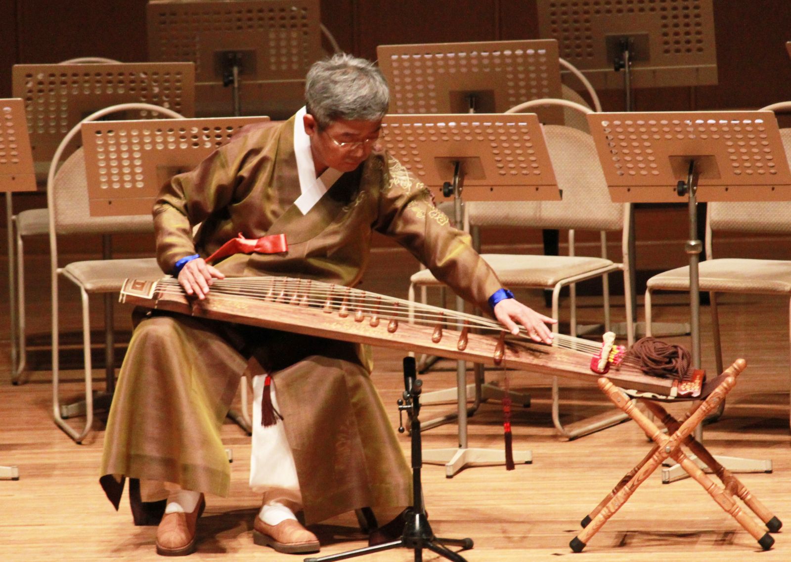 국악계의 명인 민의식, 고토 명인 가와하라 쇼고, KBS 국악관현악단 악장 김기철이 특별 게스트로 참여해 황병기의 '침향무'를 연주했다.