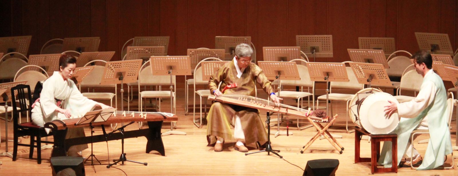 국악계의 명인 민의식, 고토 명인 가와하라 쇼고, KBS 국악관현악단 악장 김기철이 특별 게스트로 참여해 황병기의 '침향무'를 연주했다.