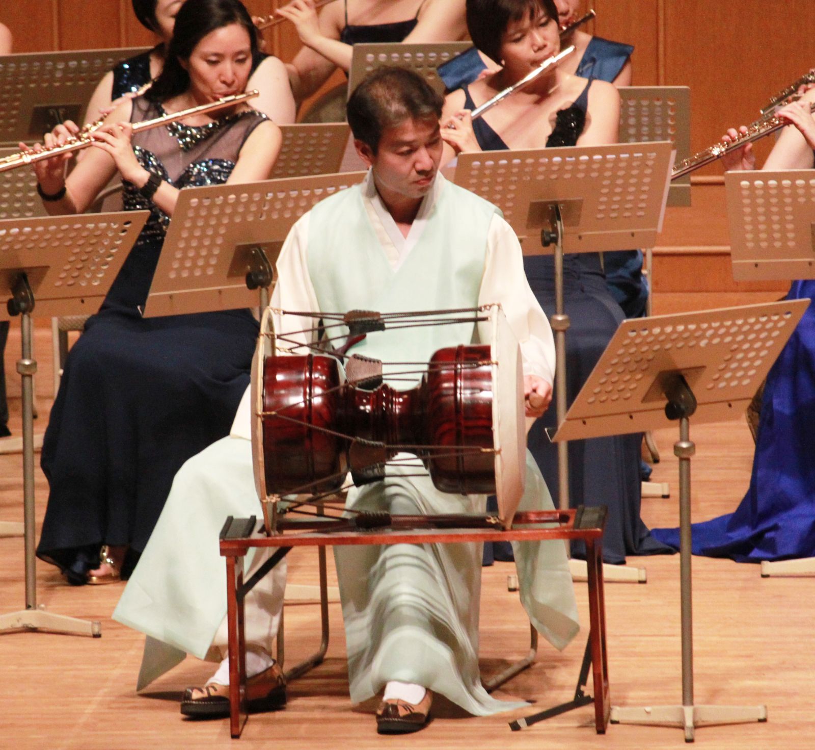 국악계의 명인 민의식, 고토 명인 가와하라 쇼고, KBS 국악관현악단 악장 김기철이 특별 게스트로 참여해 황병기의 '침향무'를 연주했다.1