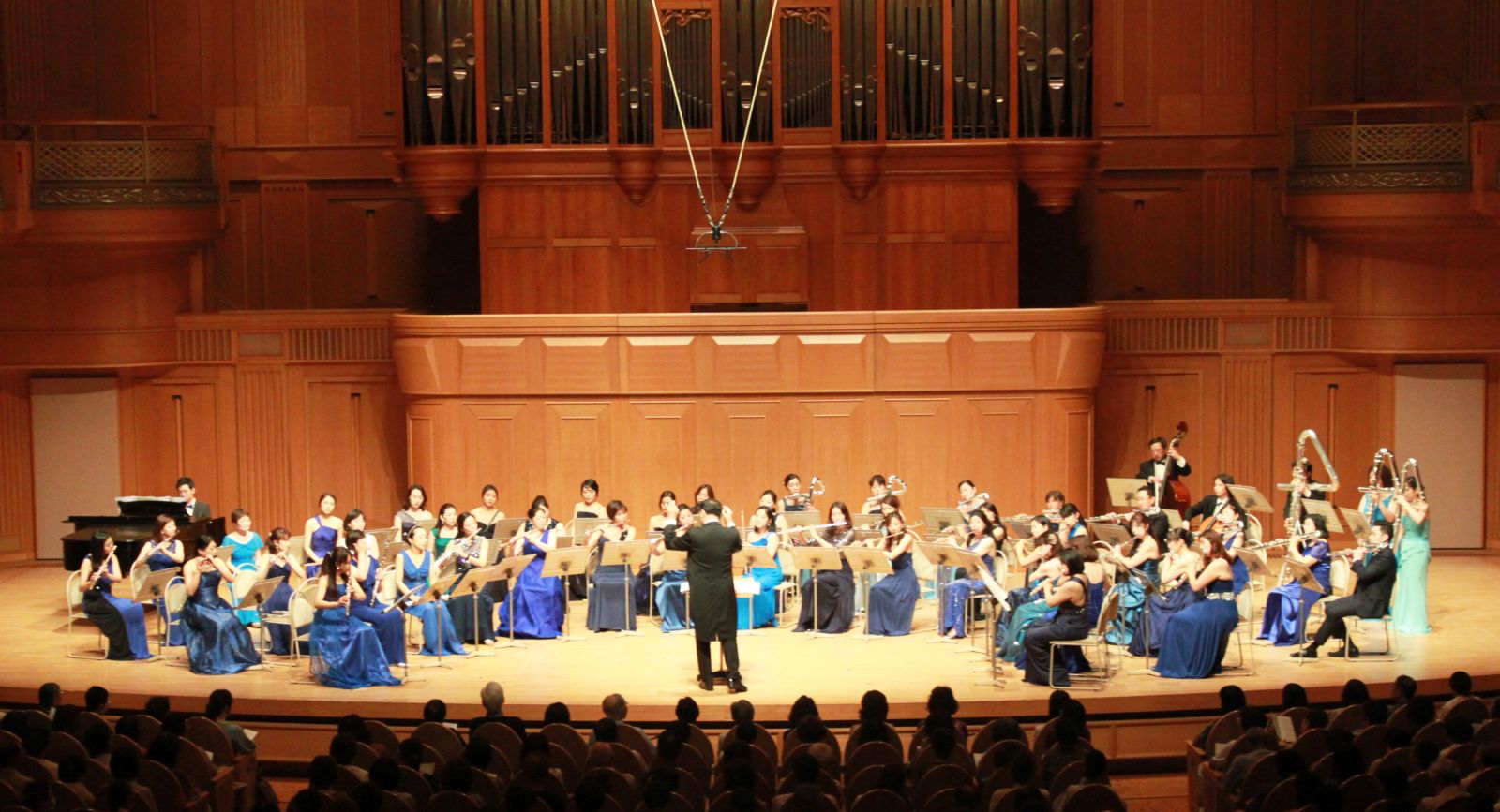 한국과 일본 플루트 오케스트라단의 연합 공연이 7월 10일 이즈미홀에서 열렸다.