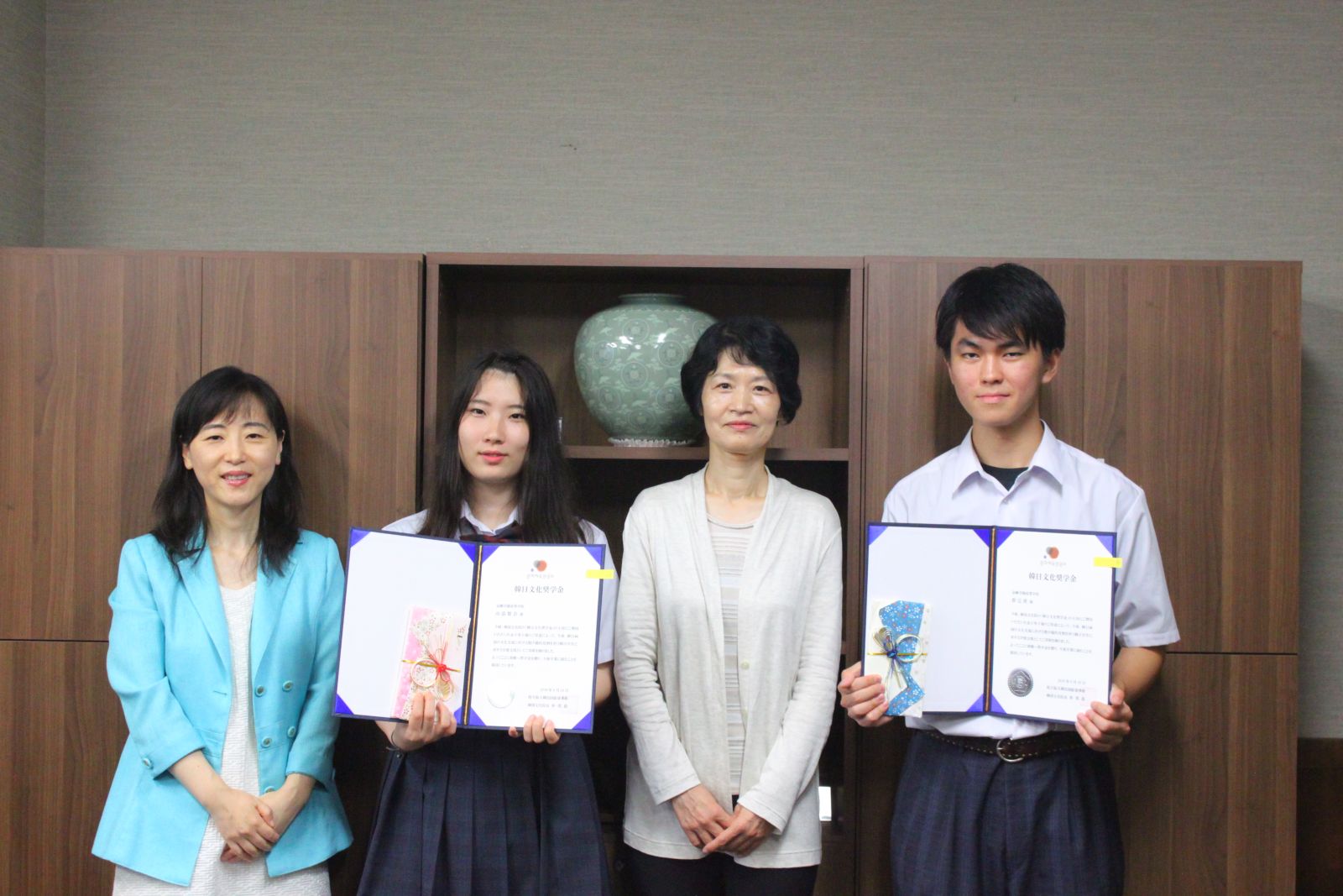 주오사카 한국문화원의 박영혜 원장,장학금 수상자인 야마조에 리나 양, 장학금을 기부한 가네코 토시코 씨, 장학금 수상자 최완호 군이 함께 기념사진을 찍었다.