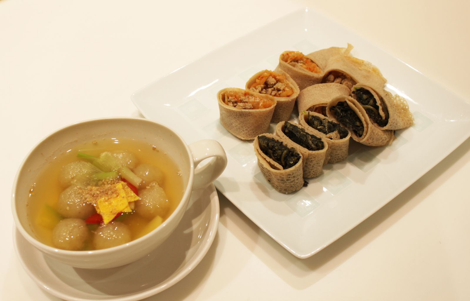 강원도 향토요리 쿠킹 세미나에서 만든 메밀전병과 감자옹심이.