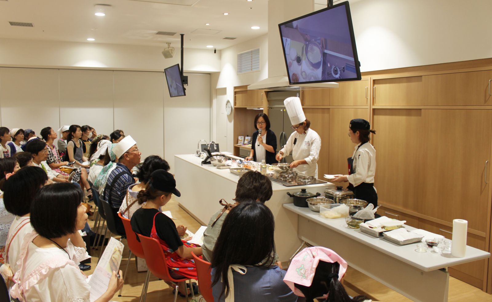 강원도 항툐요리 쿠킹 세미나는 강원도 요리 설명, 요리 시연, 실습, 시식 순으로 이루어져 참가자들이 강원도 요리의 특색을 이해하고 직접 만들어본 뒤 맛볼 수 있도록 했다.