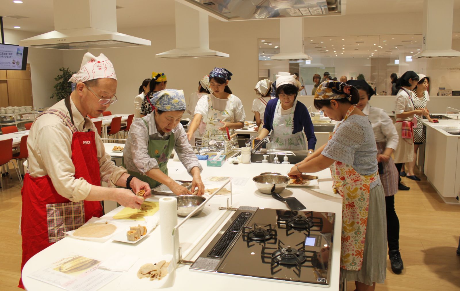 주오사카 한국문화원에서 열린 강원도 향토요리 쿠킹 세미나 참가자들이 곤드레 나물과 메밀전병을 만들어보고 있다.