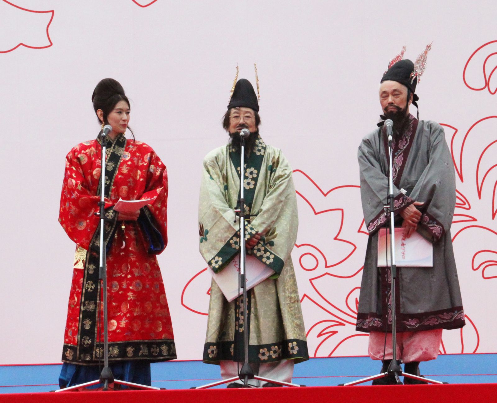 미니연극 중인 세 배우