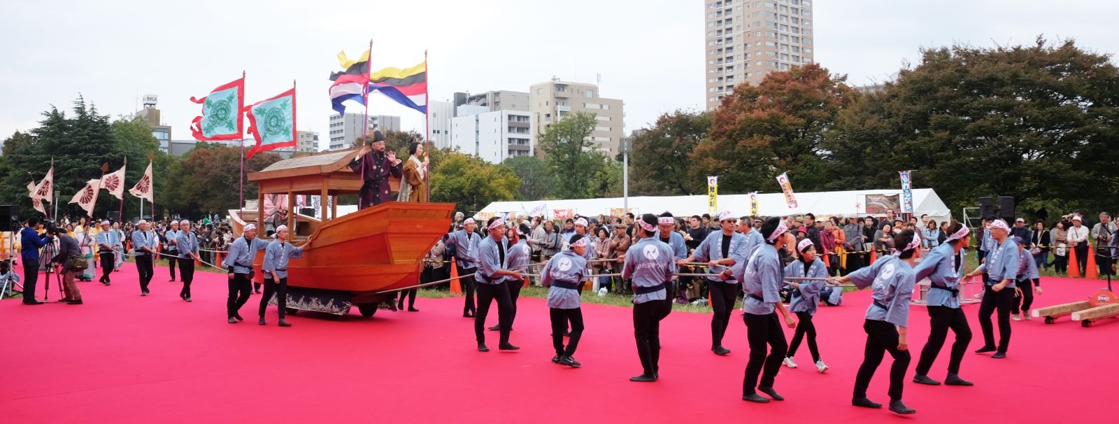 고대 한반도에서 일본으로 문물을 전한 '도래인(渡來人)'들의 행차를 재현하는 '사천왕사 왔소' 축제가 11월 6일 일본 오사카시 나니와 유적지에서 열렸다.