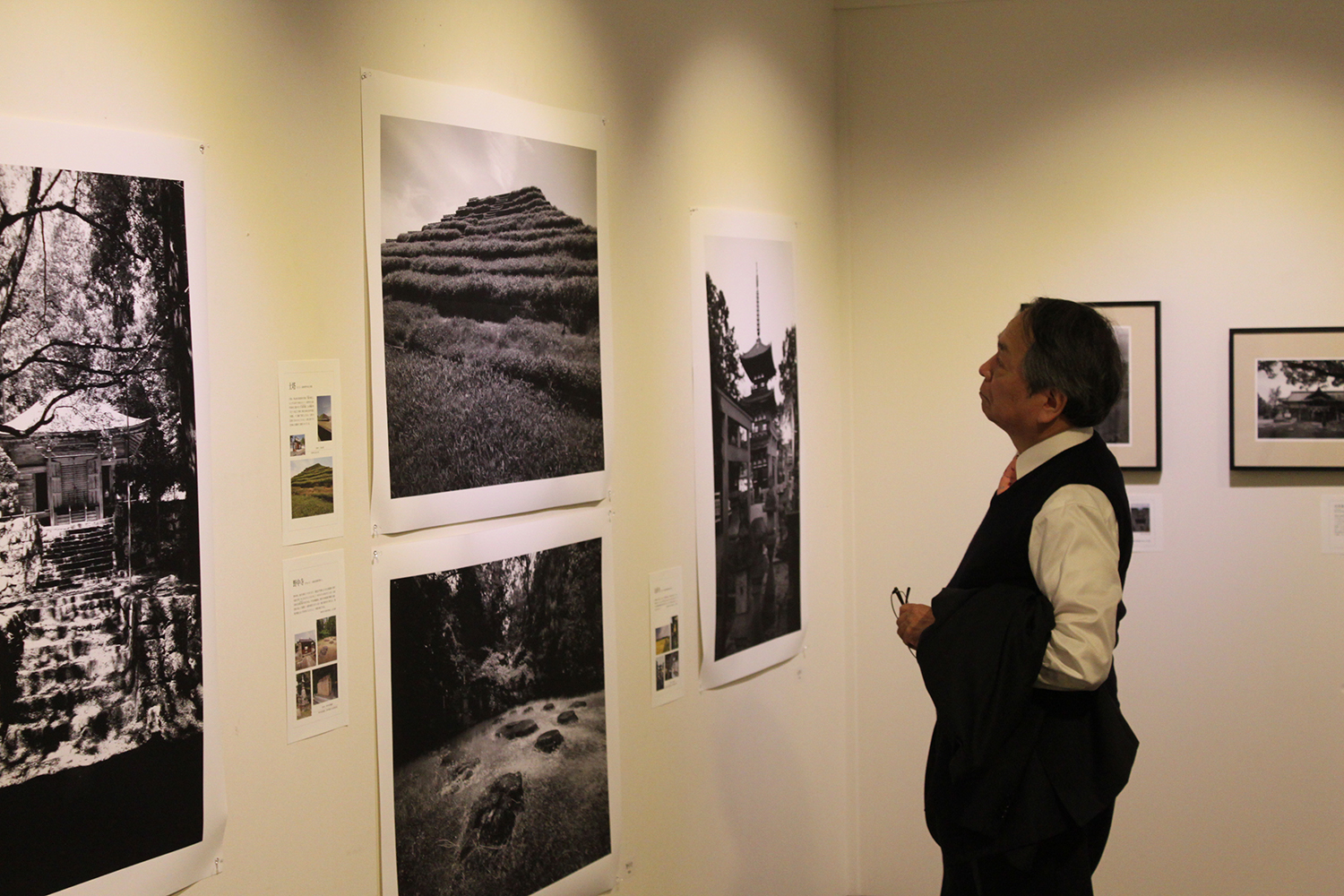 일본 시민들이 주오사카 한국문화원에서 열린 후지모토 다쿠미 사진전 ‘일본 속 한국도래문화 ~백제마을~’을 관람하고 있다.
