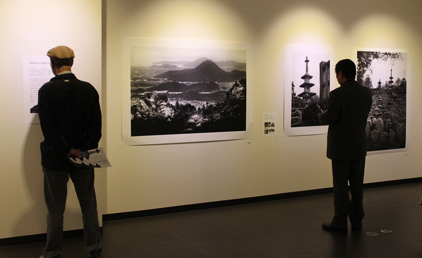 일본 시민들이 주오사카 한국문화원에서 열린 후지모토 다쿠미 사진전 ‘일본 속 한국도래문화 ~백제마을~’을 관람하고 있다.