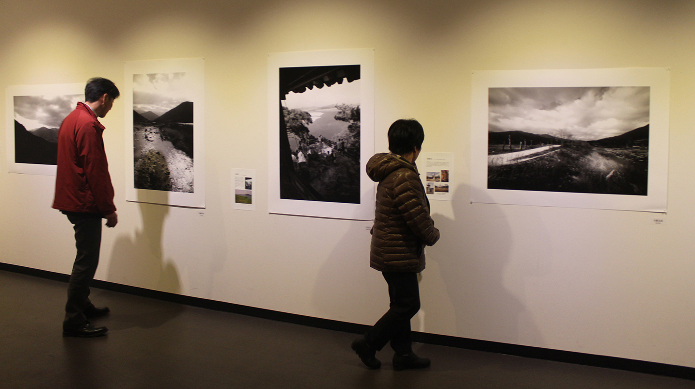 일본 시민들이 주오사카 한국문화원에서 열린 후지모토 다쿠미 사진전 ‘일본 속 한국도래문화 ~백제마을~’을 관람하고 있다.