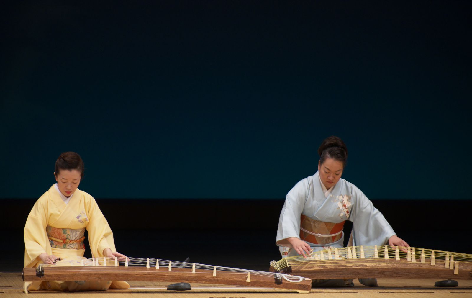일본의 고토 명인 가와하라 쇼코, 요코야마 카요코는 고토의 화려한 기교와 역동성을 보여주었다.