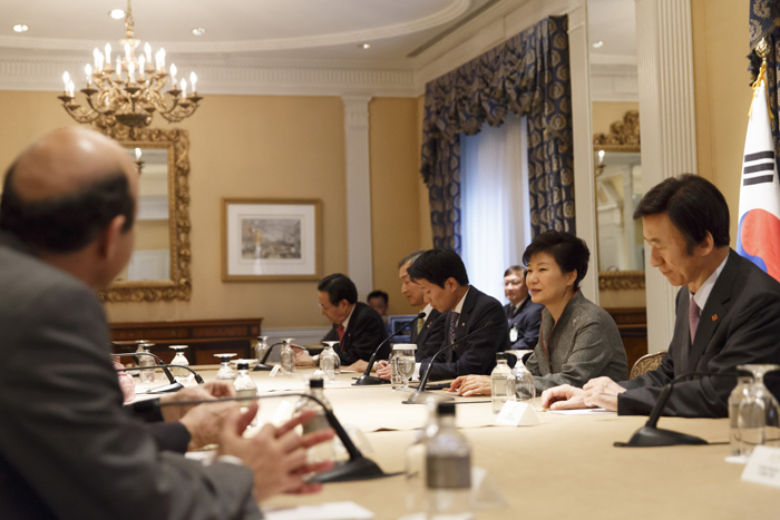 지난 24일 제69차 유엔 총회에 참석한 박근혜 대통령은 이날 오후 미국 뉴욕의 연구기관 관계자들과 만나 심도 있는 의견을 교환했다. (사진: 청와대)