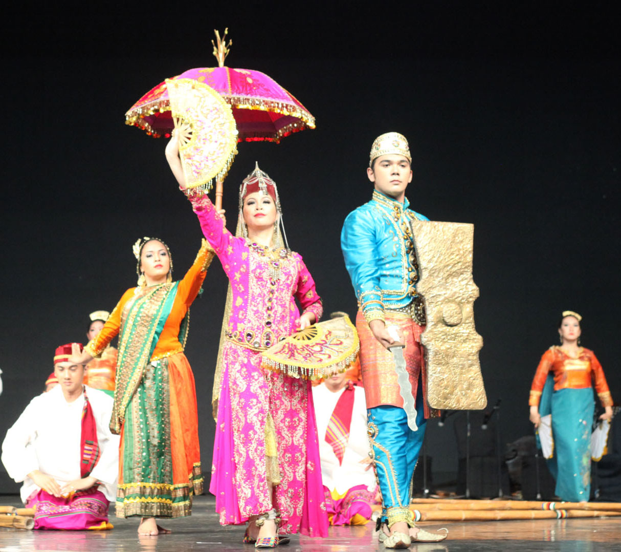 화려한 의상과 무대를 보여준 필리핀의 ‘Ramon Obusan Folkloric Group’의 전통 민속공연 모습.