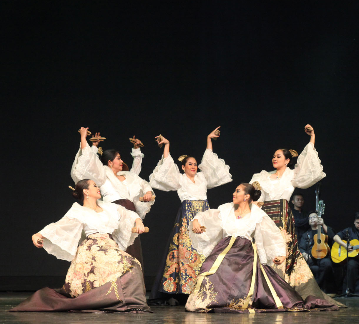 화려한 의상과 무대를 보여준 필리핀의 ‘Ramon Obusan Folkloric Group’의 전통 민속공연 모습2