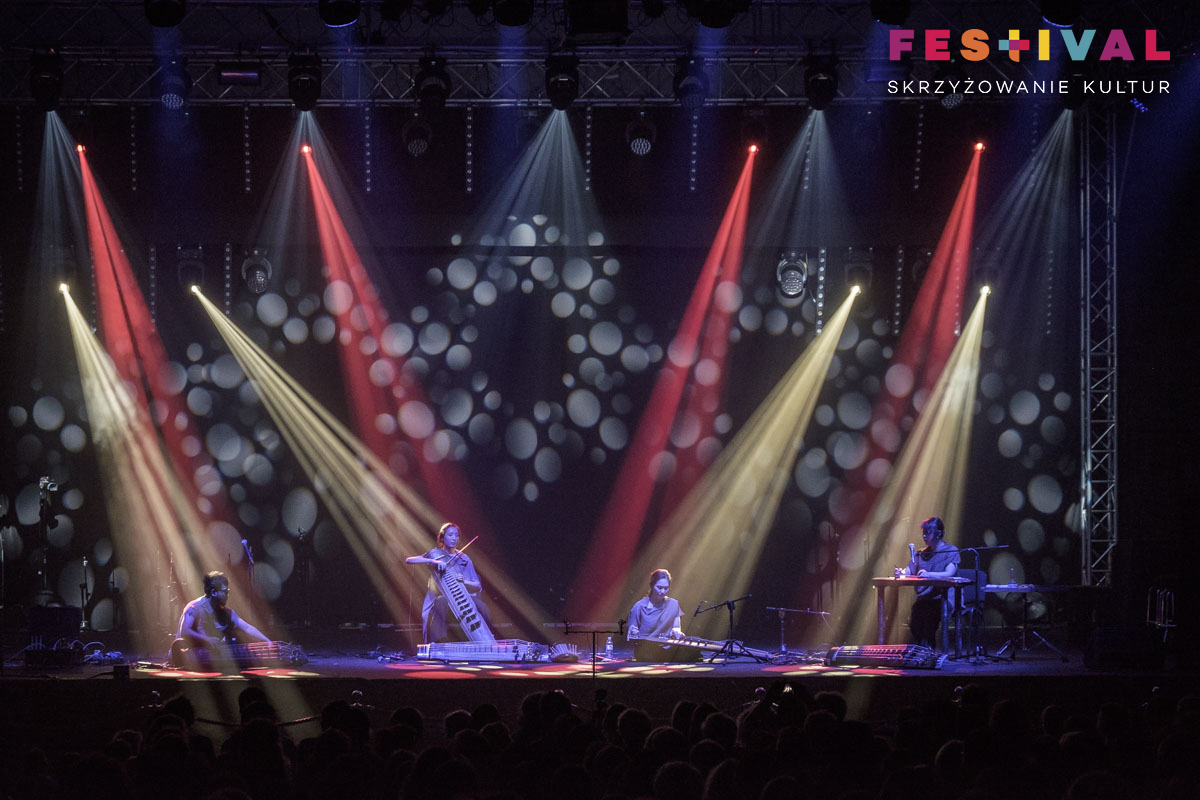 폴란드 바르샤바 문화과학궁전 앞 야외무대에서 펼쳐진 ‘Cross Culture Festival’에 초청된 거문고 팩토리의 공연 모습.