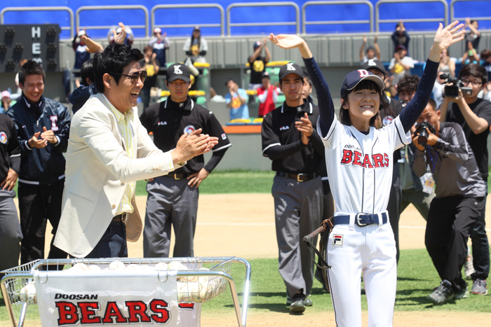 ‘미스터고’의 한 장면. 한국배우 성동일(왼쪽)과 중국여배우 서교(오른쪽)가 출연한다. (사진: 쇼박스)