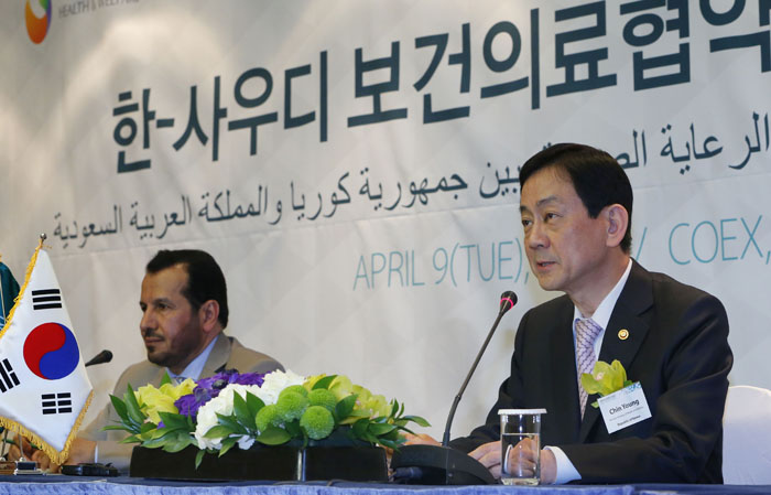 진영 보건복지부 장관(오른쪽)과 압둘라 알 라비아 사우디아라비아 보건부장관이 4월 9일 삼성동 코엑스에서 한-사우디 의료 '쌍둥이 프로젝트’ 협약식을 갖고 취재진의 질문에 답하고 있다. 이날 양국은 사우디아라비아에 병원건립, 위탁 운영, 의료진 연수와 파견 등 보건의료 6개 분야에 대한 포괄적 협력 안에 서명하였다. (사진: 연합뉴스)