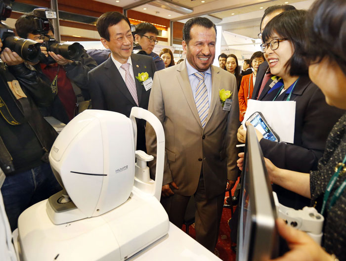 진영 보건복지부 장관(왼쪽에서 두번째)과 압둘라 알 라비아 사우디아라비아왕국 보건부장관(중간)이 4월 9일 삼성동 코엑스에서 열린 '메디컬 코리아 2013'에서 관련 부스를 둘러보고 있다. (사진: 연합뉴스)