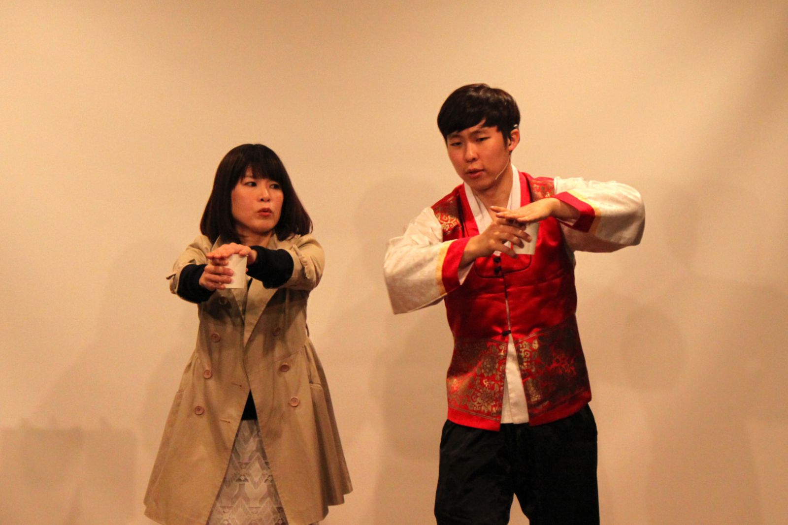 세종학당 수강생이 마술쇼를 따라하는 중