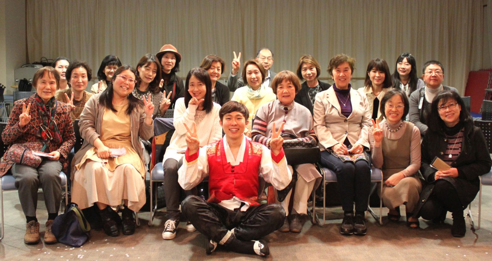 세종학당 수강생들을 대상으로 한 마술쇼 이후 단체사진을 찍었다.