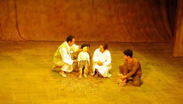 남아프리카공화국 힐튼 아트페스티벌에서 9월 17, 18일 인형극 '달래 이야기'가 상연돼 남아프리카공화국 관객들로부터 호평을 받았다.