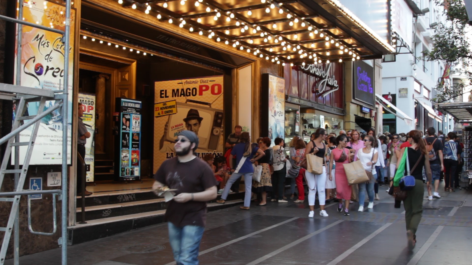 스페인 관객들이 대형 극장의 3층까지 객석을 가득 메웠으며, 공연 시작 2시간 전부터 공연을 기다리는 인파로 극장 앞이 붐볐다.