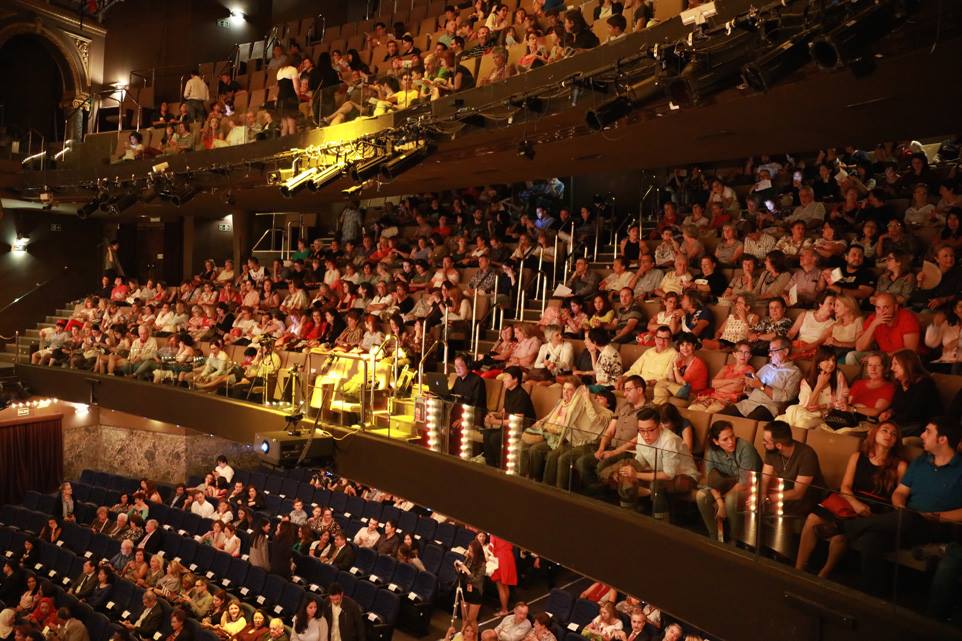 스페인 관객들이 대형 극장의 3층까지 객석을 가득 메웠으며, 공연 시작 2시간 전부터 공연을 기다리는 인파로 극장 앞이 붐볐다.