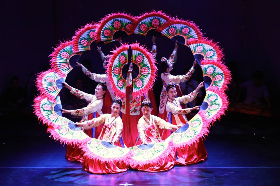 부채춤, 진도북춤, 대감놀이 등 한국의 전통무용 6개 작품이 '더 가까운 한국'에서 공연되었다.