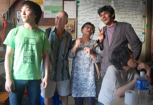 스티븐 앱스타인(중간 왼쪽)은 밤섬해적단의 장성건 기타리스트(왼쪽), 김소영 한국영화학 교수(중간 오른쪽), 그리고 감독이자 영화배우이면서 이주노동자영화제 집행위원장으로 활동하고 있는 마붑 알엄 펄럽과 함께 다큐멘터리를 촬영하고 있다.