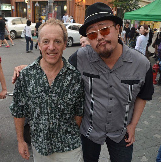 스티픈 앱스타인은 14년이 흐른 2012년에 김인수 크라잉넛 멤버와 재회했다.