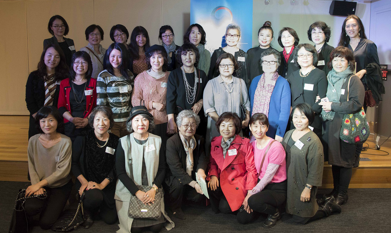 ‘원더+우먼’전에 작품을 출품한 작가들이 기념사진을 찍었다.