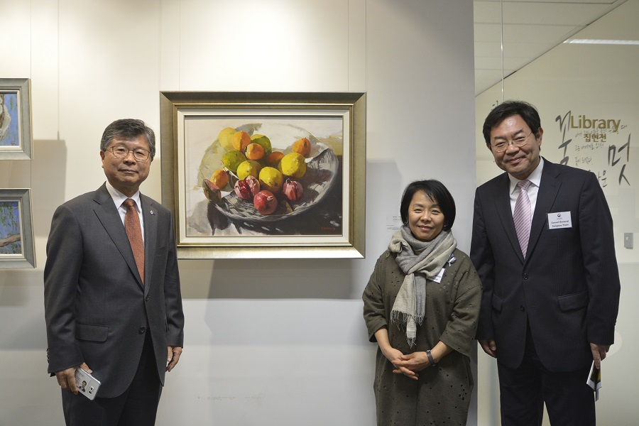 (왼쪽부터) 승원홍 호주한인공익재단 이사장, 이남순 시드니한인여성미술협회 회장, 윤상수 총영사 등 관계자들이 개막식에 참석해 자리를 빛냈다.