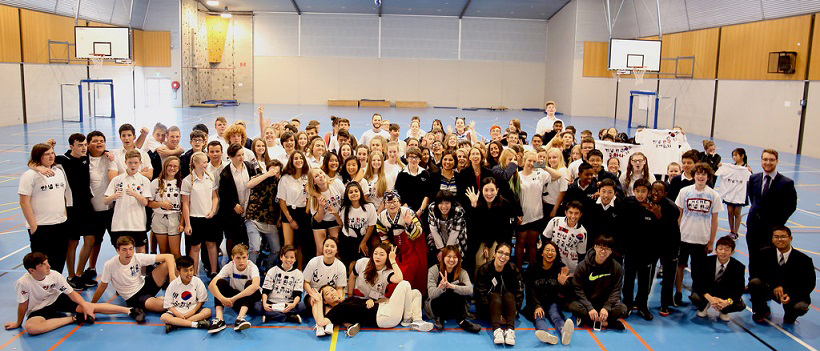 10월 28일 호주 캔버라의 '찾아가는 한국문화원' 행사에서 참여학생들이 단체사진을 찍었다.