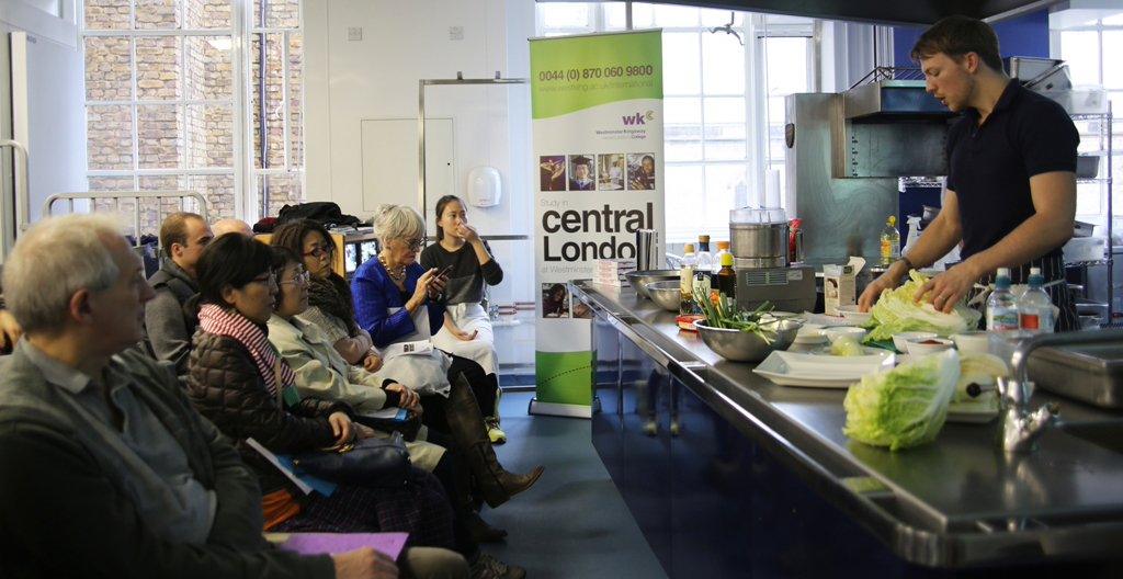 조단 버크 셰프와 강의를 듣는 사람들의 모습.