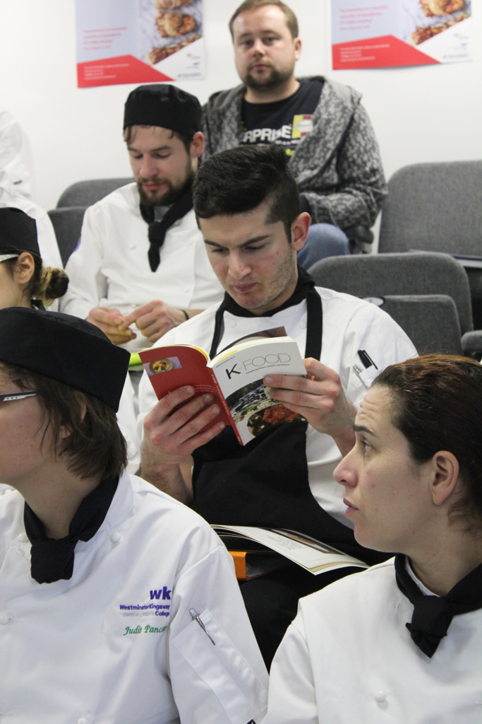 'K-Food' 책자를 열심히 보고 있는 학생의 모습.