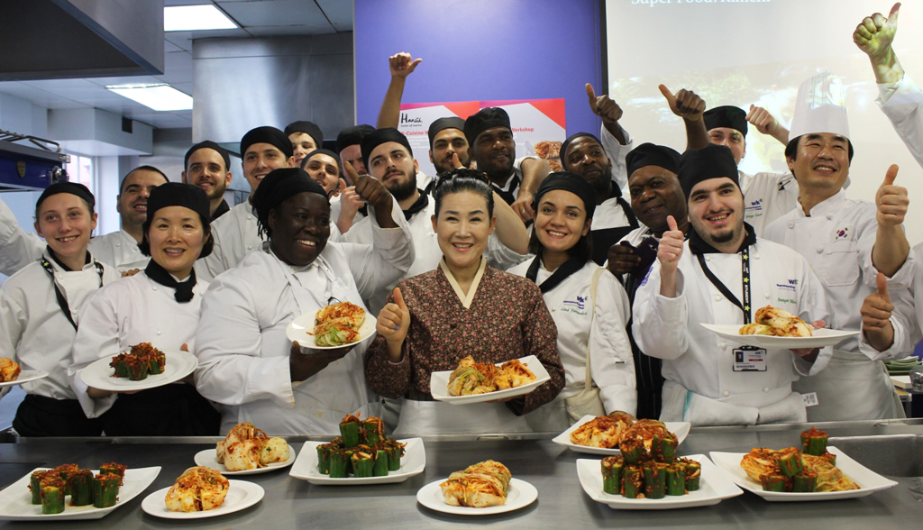 런던 웨스트민스터 킹스웨이 칼리지(Westminster Kingsway College) 빅토리아 센터에서 이론과 실습을 겸한 한식 워크숍이 열렸다.