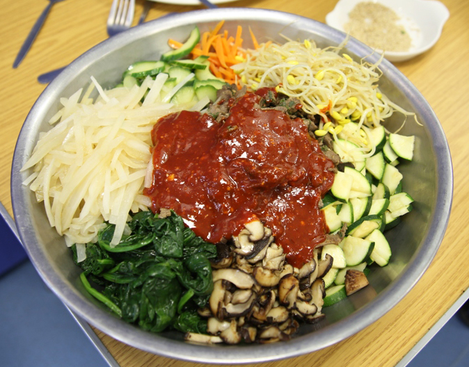 비빔밥이 맛있게 차려진 사진.