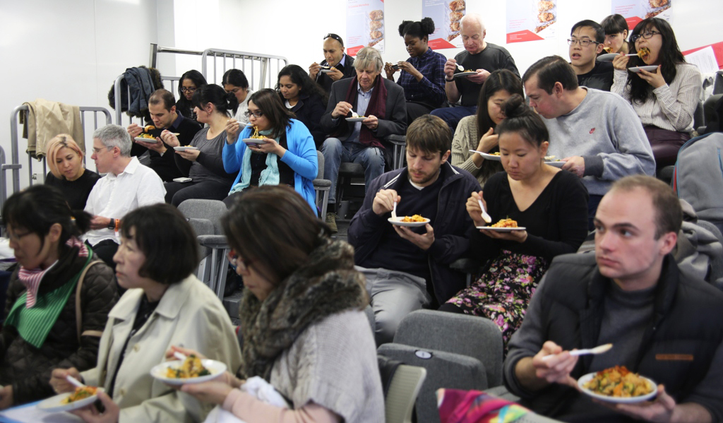 요리학교 재학생, 졸업생을 포함한 일반인 40명을 위한 주말 일반인 코스에는 김치 만들기와 김치와 어울리는 비빔밥 만들기 등 한식 시연 및 시식 워크숍이 3시간 동안 이어졌다.