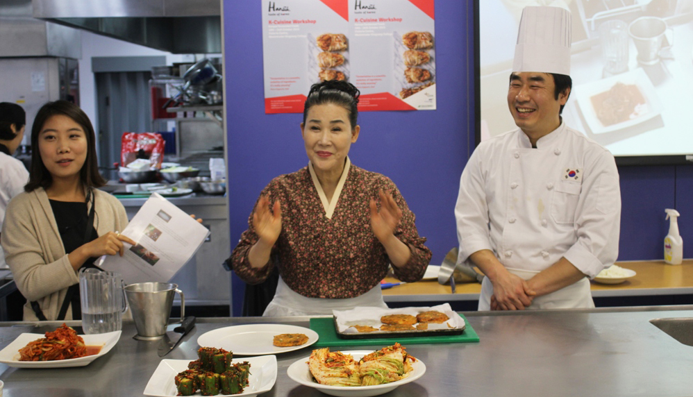 유정임 김치명인이 다양한 김치를 선보이고 있다.