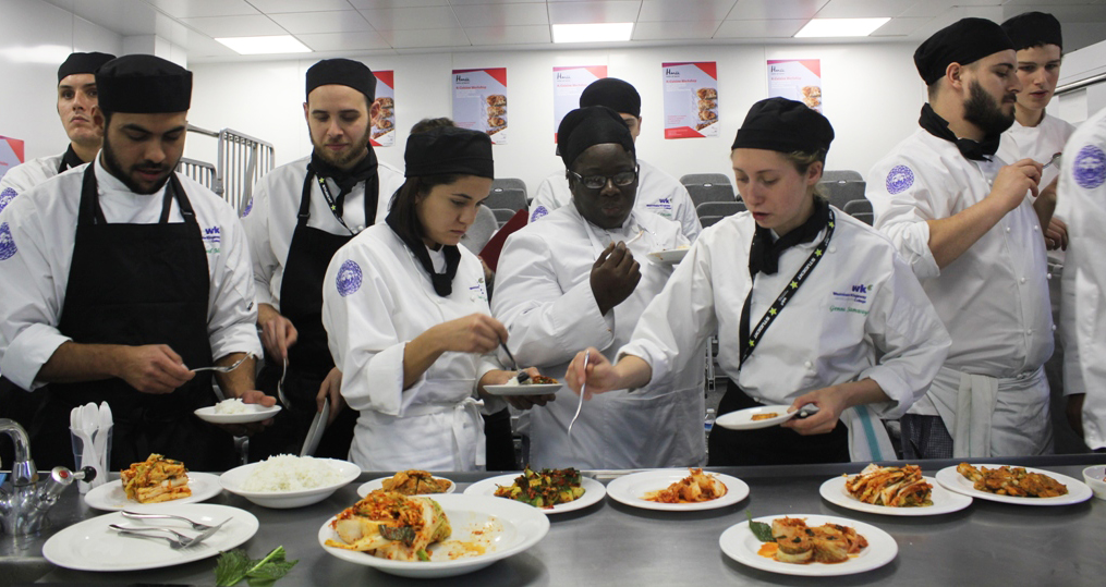 김치 관련 한식 강의는 김치에 대한 원리와 발효 음식 문화에 대한 강의, 김치 만들기와 김치 활용 한식 만들기 순으로 체계적으로 진행됐다.