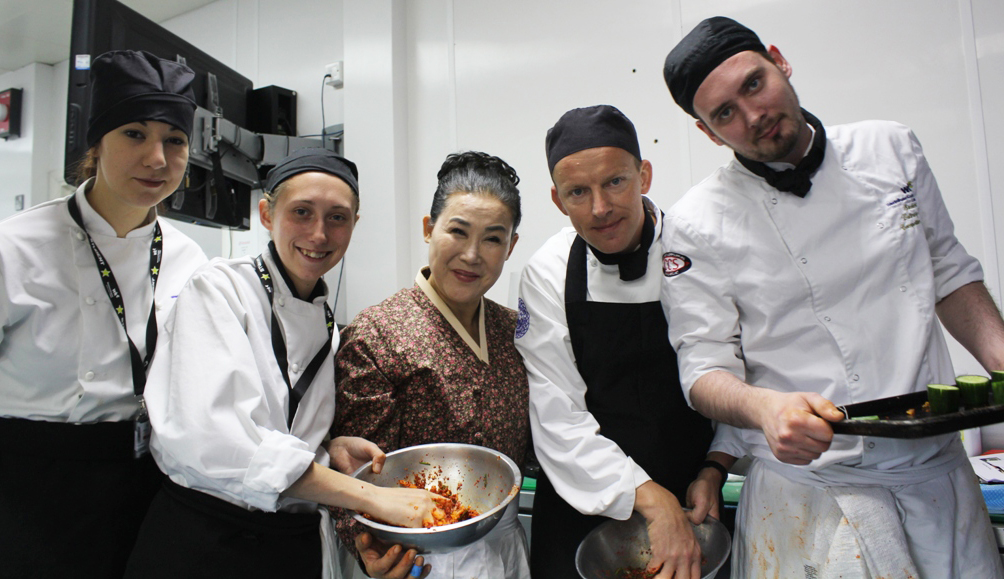 유정임 김치명인과 학생들이 김치를 들고 정겹게 사진을 찍었다.