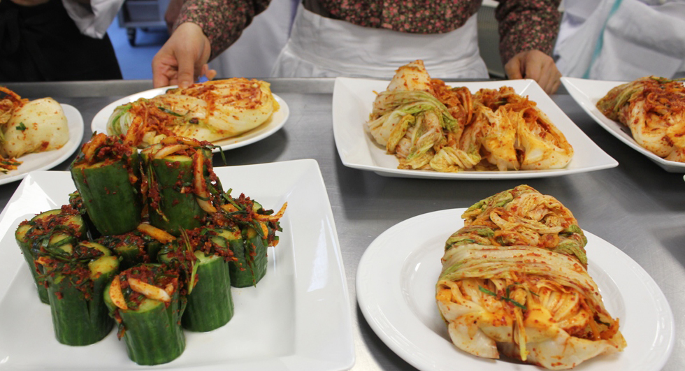 오이소박이, 김치 등이 맛깔스럽게 접시에 담겨 있는 모습.