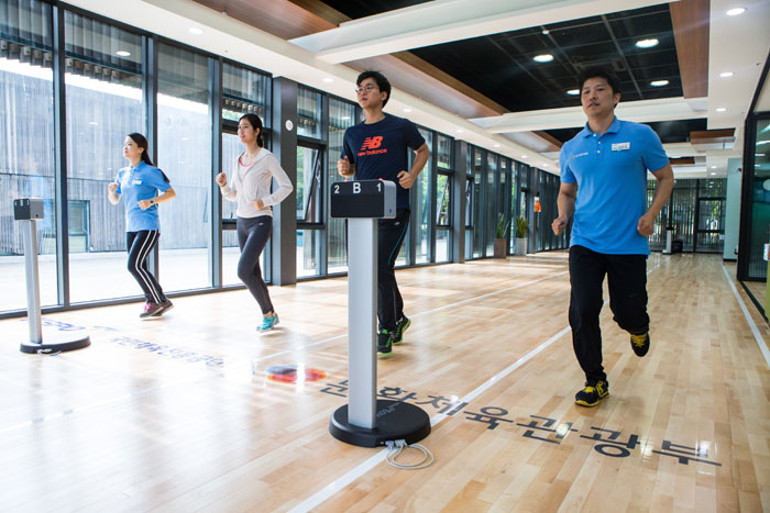  '국민체력100' 프로젝트 참가자들이 혈압, 순발력, 유연성, 근지구력, 심폐지구력 등 다양한 체력측정 검사를 받고 있다.