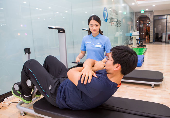  '국민체력100' 프로젝트 참가자들이 혈압, 순발력, 유연성, 근지구력, 심폐지구력 등 다양한 체력측정 검사를 받고 있다.